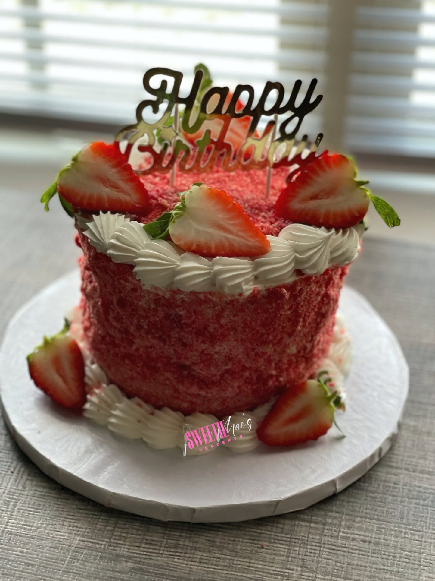 Strawberry Crunch Cake Mini (6in)